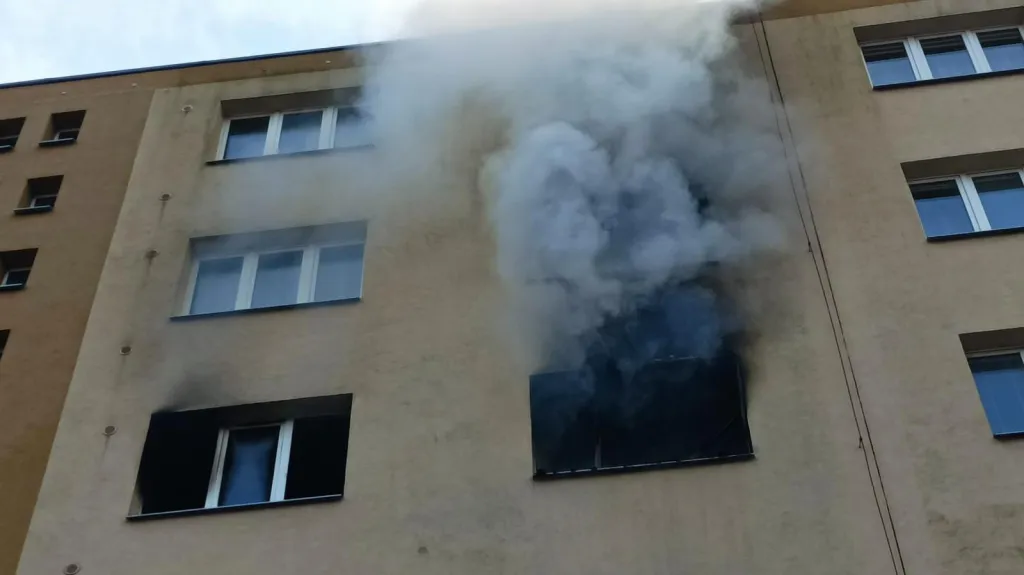Požár v panelovém domě v Berouně