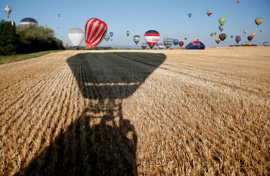 Příprava balonu je zodpovědná činnost. Je třeba prohlédnout, zda jsou všechny úchyty tam, kde mají být, že kotevní lana nejsou narušena a samozřejmě že v balonu není díra. Celé balonové zavazadlo je dosti objemné, takže je nutné počítat s tím, že pro přepravu je nutné mít dodávku nebo vozík. Na zemi se pak balon nafukuje speciálním ventilátorem