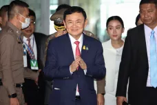Expremiér Šinavatra se vrátil z exilu do Thajska, odpyká si osmiletý trest