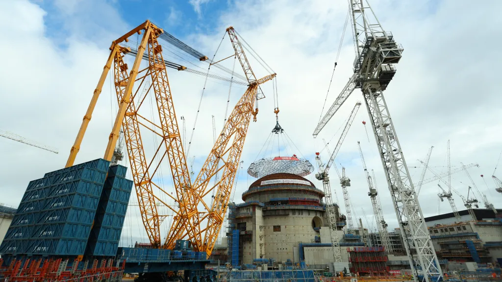 Stavba jaderného reaktoru, archivní snímek