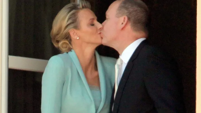 Albert II. a princezna Charlene se políbili před svými poddanými