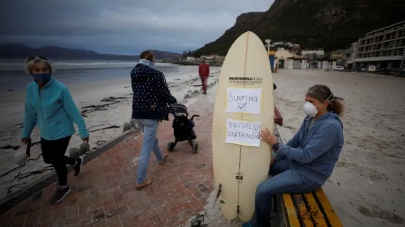 Surfař protestuje v Kapském Městě proti omezujícím opatřením v JAR,  Autor: Mike Hutchings,  Zdroj: Reuters