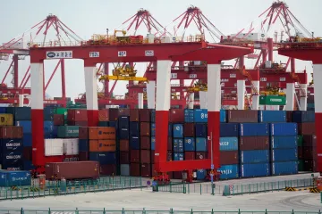 Peking vrací úder. V reakci na nová americká cla oslabuje jüan a zastavuje zemědělský dovoz z USA