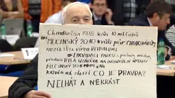 Muž s transparentem