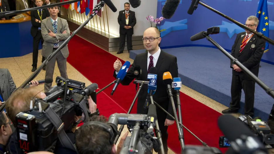 Arsenij Jaceňuk hovoří s novináři po podpisu asociační dohody