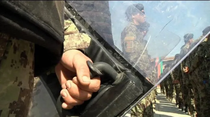 Události: V Afghánistánu byl zraněn další český voják