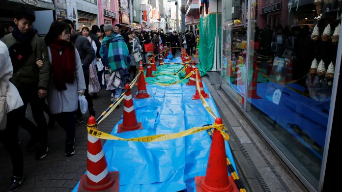 Chodci obcházejí místo v Tokiu, kde muž najel autem do davu