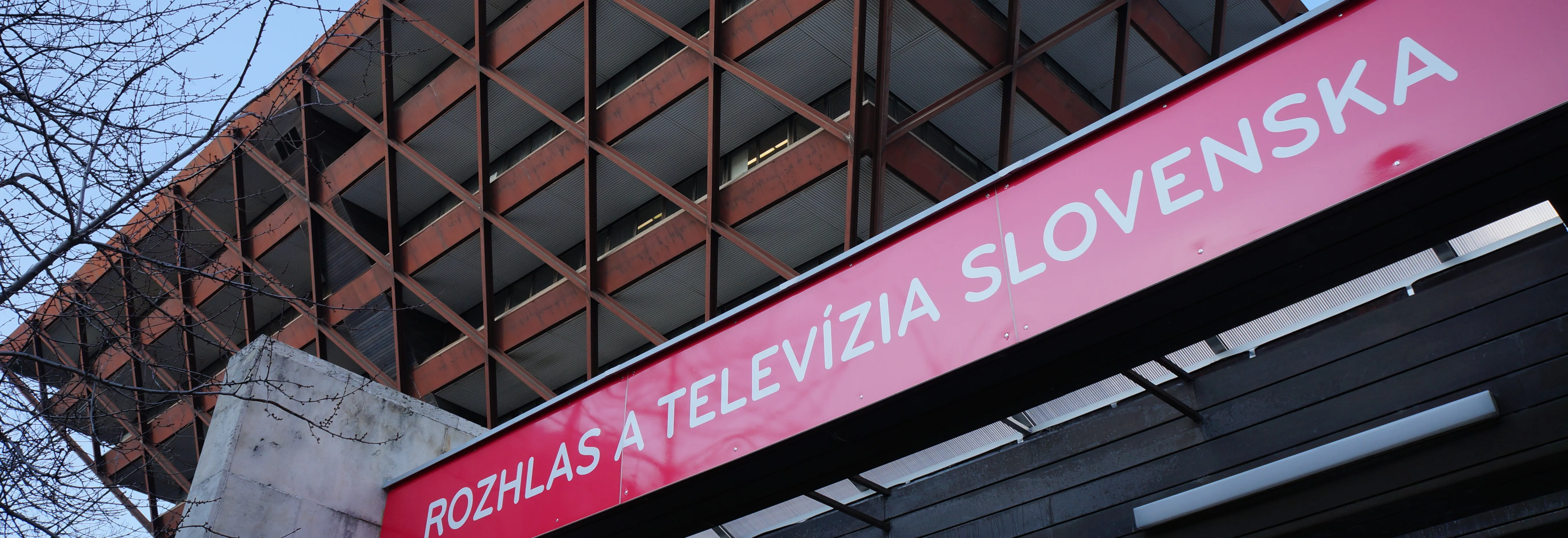 Slovenská vláda schválila zákon o televizi a rozhlasu, šéf stanice má skončit