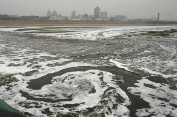 Čeští vědci chtějí odstraňovat léky z vody s pomocí světla. Popsali, jak na to