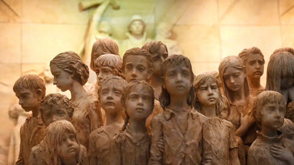 Sádrový model sousoší lidických dětí