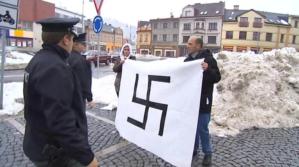 Aktivisté s hákovým křížem