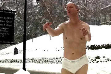 Skoro nahý náměsíčník děsí studentky v USA