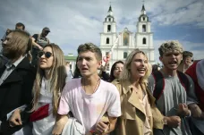 Mnozí běloruští studenti bojkotovali první školní den. V policejních antonech skončily desítky lidí