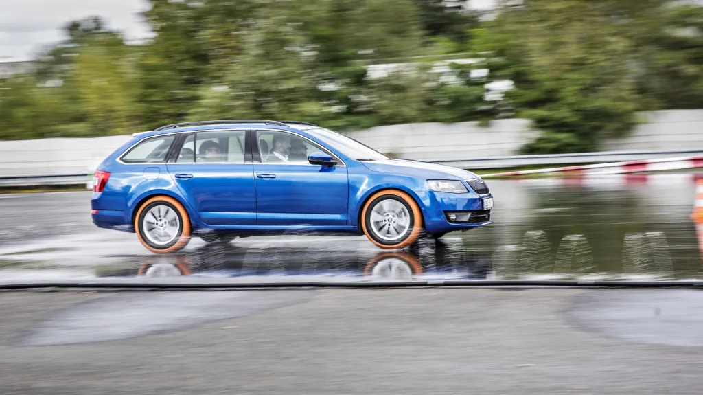 Octavia III Combi během Škoda Safety Day na firemním testovacím polygonu