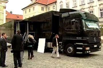 Kamion na Ovocném trhu nabízí sondu do mozku schizofreniků