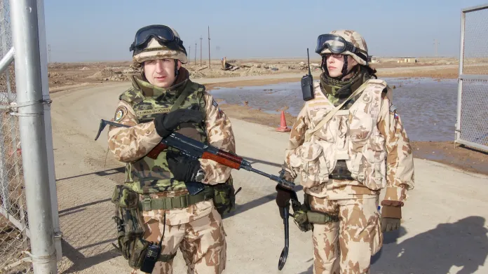 Příslušníci českého vojenského kontingentu před vstupem na základnu v jihoirácké Basře