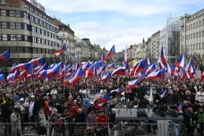 Demonstranti v Praze volali po pádu Fialovy vlády. Jejich odpůrci přinesli ukrajinské vlajky