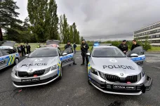 Bezpečnostní rámy pomáhají policistům zastavit ujíždějící auto. Manévry trénovali v USA