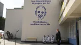 Betlémské centrum nechalo na zeď objektu zhotovit podobiznu papeže Františka jako připomínku jeho návštěvy
