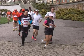 Závodníci půlmaratonu v Brně drželi minutu ticha za oběti v Bostonu