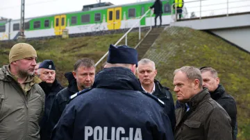 Vyšetřování následků výbuchu na polské železnici
