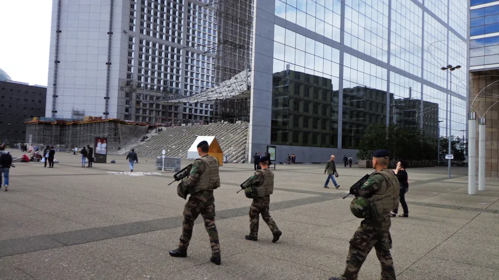 Armáda střeží i obchodní čtvrť La Défense v Paříži
