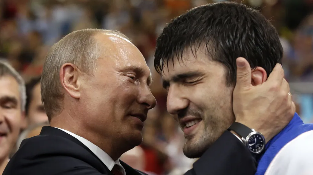 Vladimir Putin gratuluje ruskému judistovi, který získal zlatou olympijskou medaili