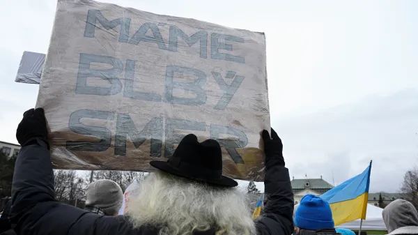 „Vlastizrádce,“ zaznělo na protestu proti Ficově schůzce s Putinem