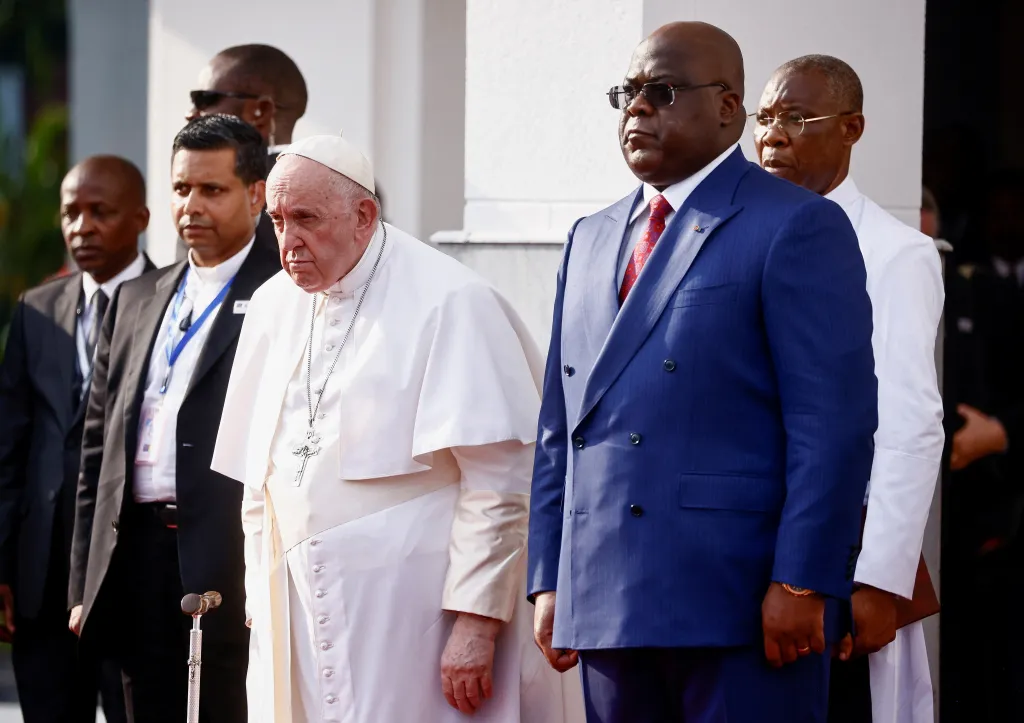 Papeže Františka uvítal v Palais de la Nation prezident Félix Tshisekedi (v modrém obleku)
