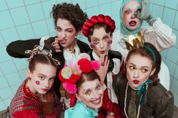 Začíná písňová soutěž Eurovize, Česko vyslalo pop-folklorní Vesnu  