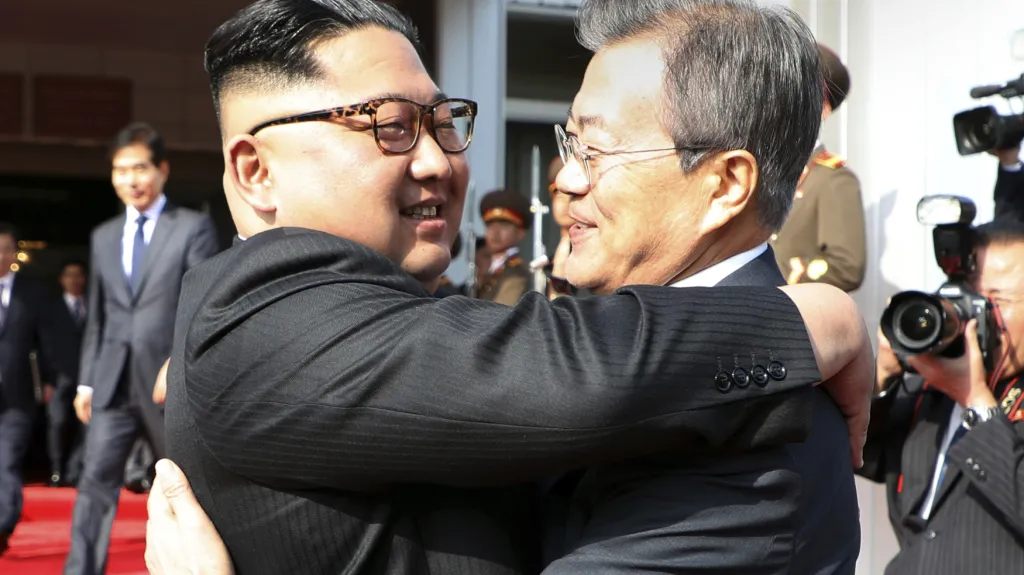 Šéfové obou Korejí se překvapivě opět setkali