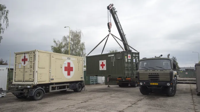 Vojáci v Hradci Králové nakládají materiál pro polní nemocnici