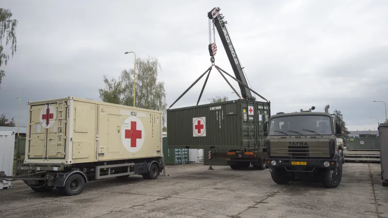 Vojáci v Hradci Králové nakládají materiál pro polní nemocnici