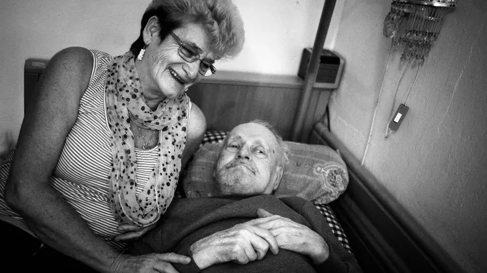 Pan Douda (78) trpěl rakovinou plic. Z nemocnice si ho manželka vzala domů ve chvíli, kdy mu lékaři dávali týden života. S pomocí mobilního hospice z Čerčan zvládla péči o partnera, jehož zdravotní i psychický stav se radikálně zlepšil.