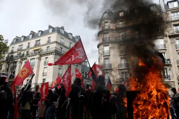 Desetitisíce Francouzů vyšly do ulic kvůli rozpočtovým škrtům