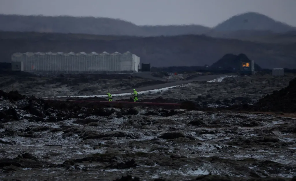 Islandští dělníci naváží zeminu. Chtějí odklonit možné proudy lávy