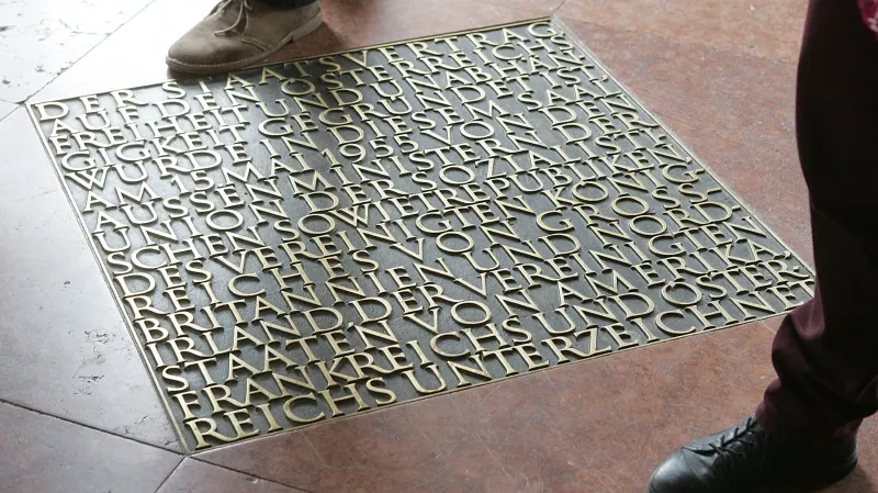 Deska v podlaze Belvederu připomínající podpis smlouvy