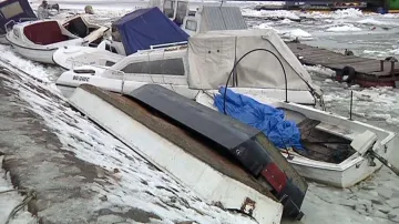 Tající led na Dunaji zničil v Bělehradě desítky lodí