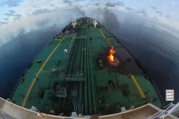 Pokus odtáhnout tanker v Rudém moři ztroskotal, hrozí masivní únik ropy