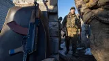 Blátivé zákopy a všudypřítomná zima. Ukrajinské jednotky střeží hranice v těžkých podmínkách