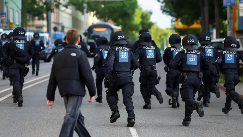 Policie v německém Erfurtu, kde protestují desetitisíce lidí proti sjezdu AfD