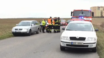 Místo nehody osobního BMW s kamionem u Klecan nedaleko Prahy