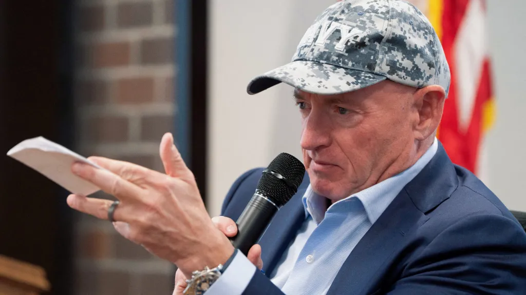 Senátor za demokraty Mark Kelly (na snímku z května 2025)