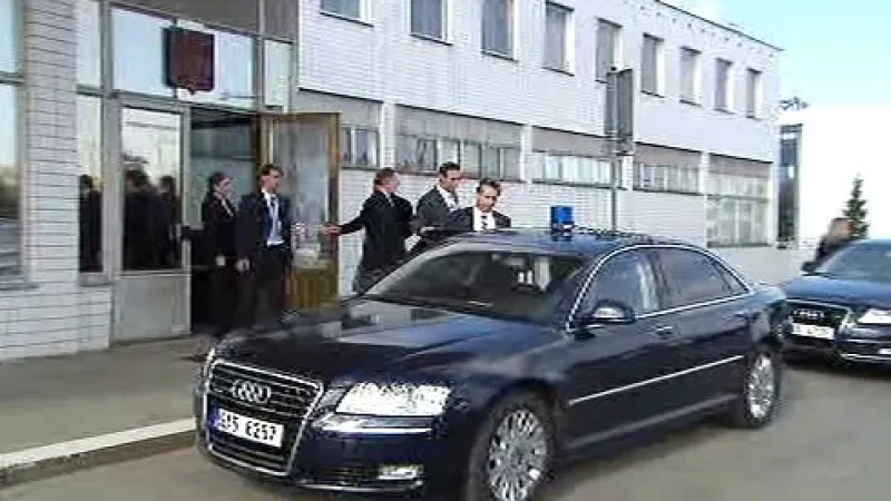 Jan Fischer odjíždí z letiště