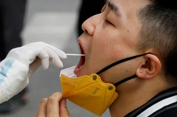 Cestující z Číny budou muset předložit negativní test na covid také před letem do Česka