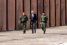 Biden poprvé navštívil hranici s Mexikem. Za migrační politiku čelí kritice ze všech stran