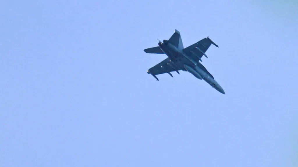 Finský bitevník Hornet nad Helsinkami