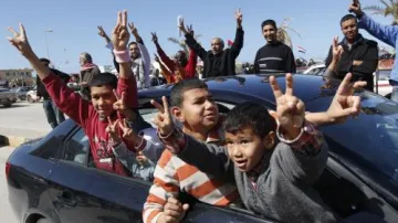 Mladí Libyjci slaví ve městě Benghází vítězství Kaddáfího odpůrců