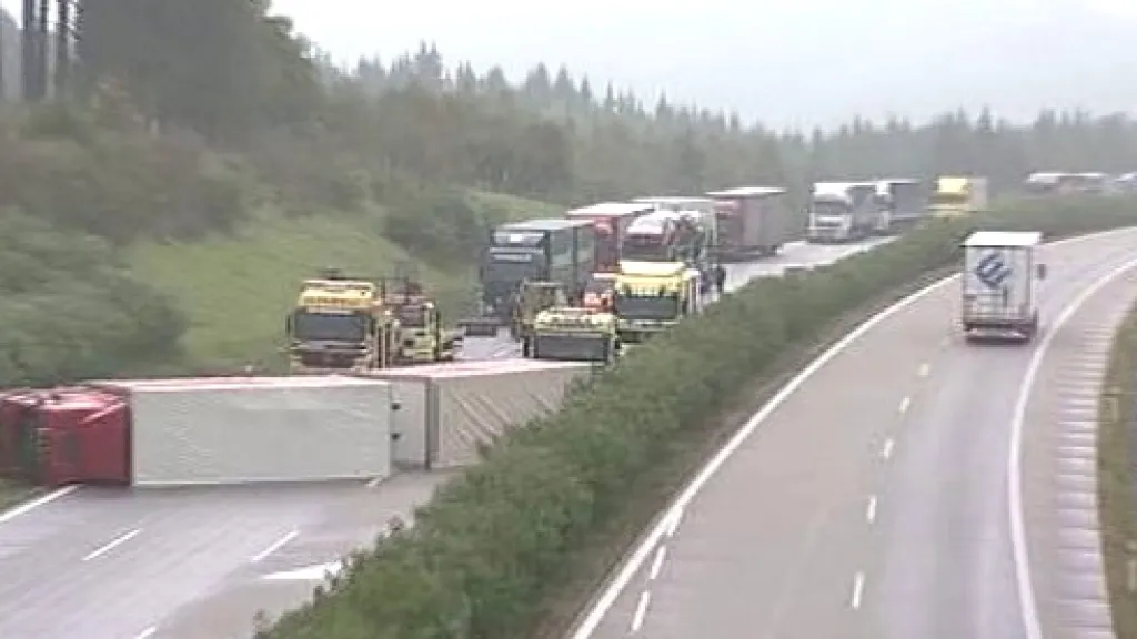 Nehoda kamionu na dálnici