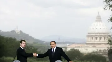 Silvio Berlusconi a Dmitrij Medvěděv